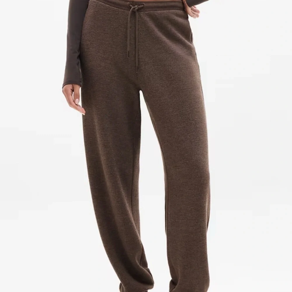 Athleta  Medium Cozy Mid-Rise Drawstring Knit Waffle Joggers Pants - Brown - Picture 3 of 10